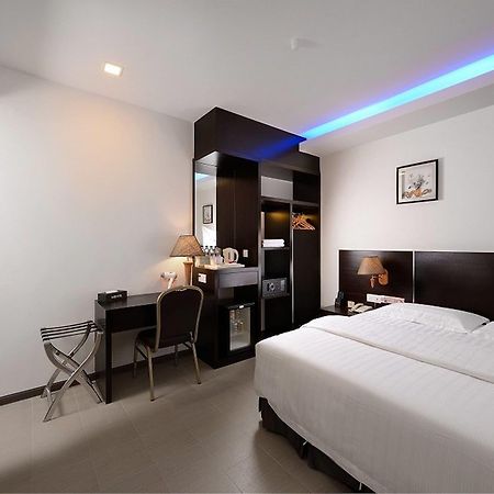 E-Red Hotel Bandar Perda Букіт-Мертаджам Екстер'єр фото