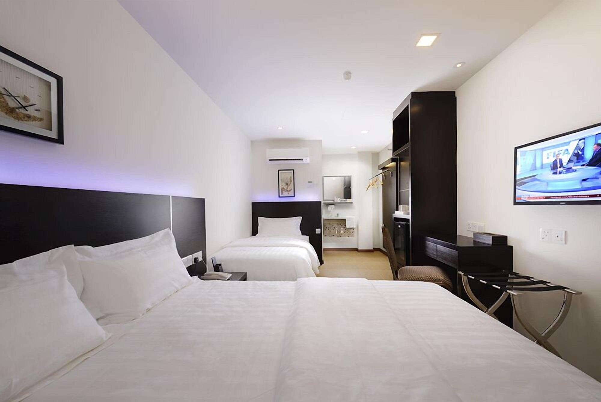 E-Red Hotel Bandar Perda Букіт-Мертаджам Екстер'єр фото