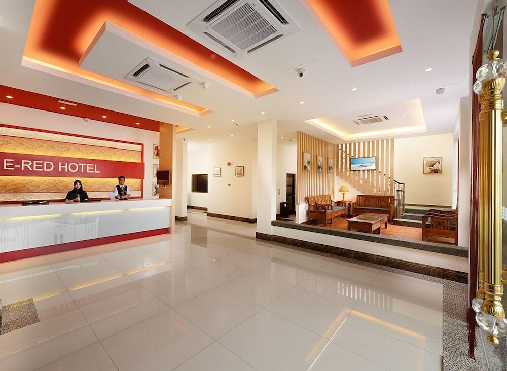 E-Red Hotel Bandar Perda Букіт-Мертаджам Екстер'єр фото