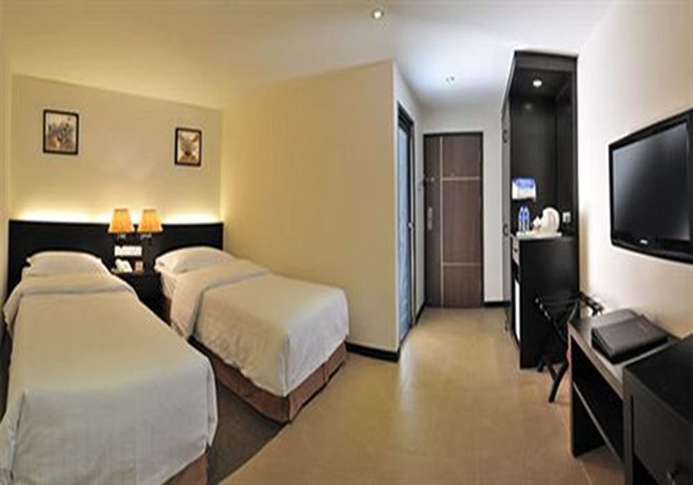 E-Red Hotel Bandar Perda Букіт-Мертаджам Екстер'єр фото