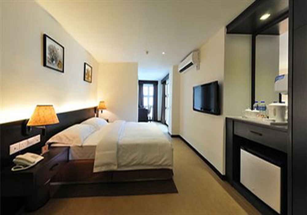 E-Red Hotel Bandar Perda Букіт-Мертаджам Екстер'єр фото