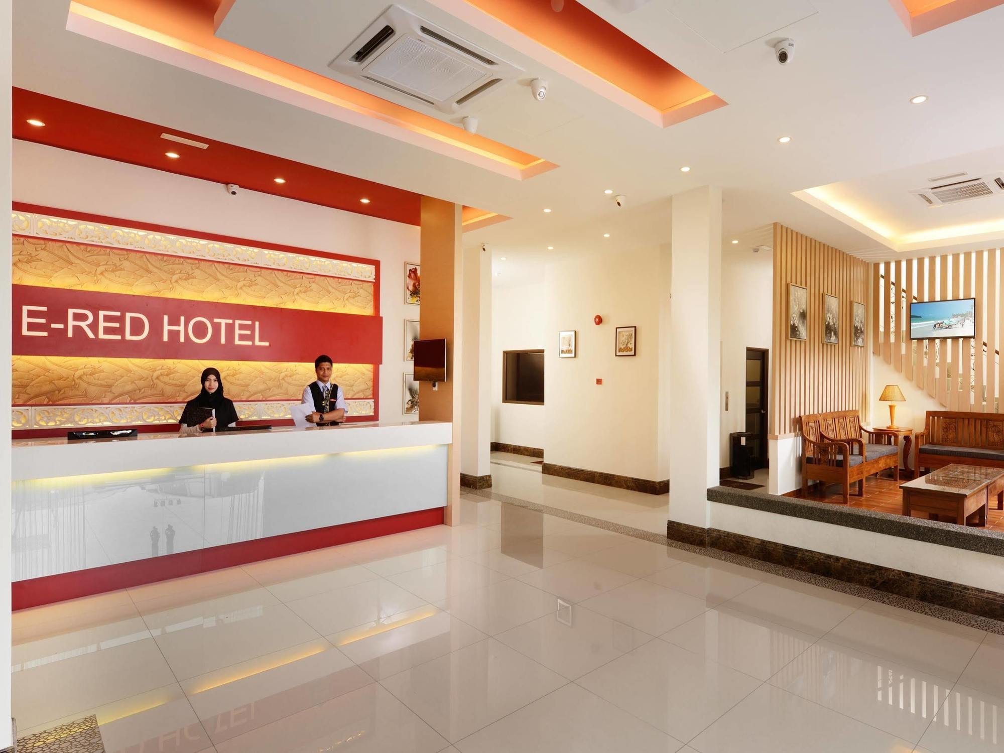 E-Red Hotel Bandar Perda Букіт-Мертаджам Екстер'єр фото
