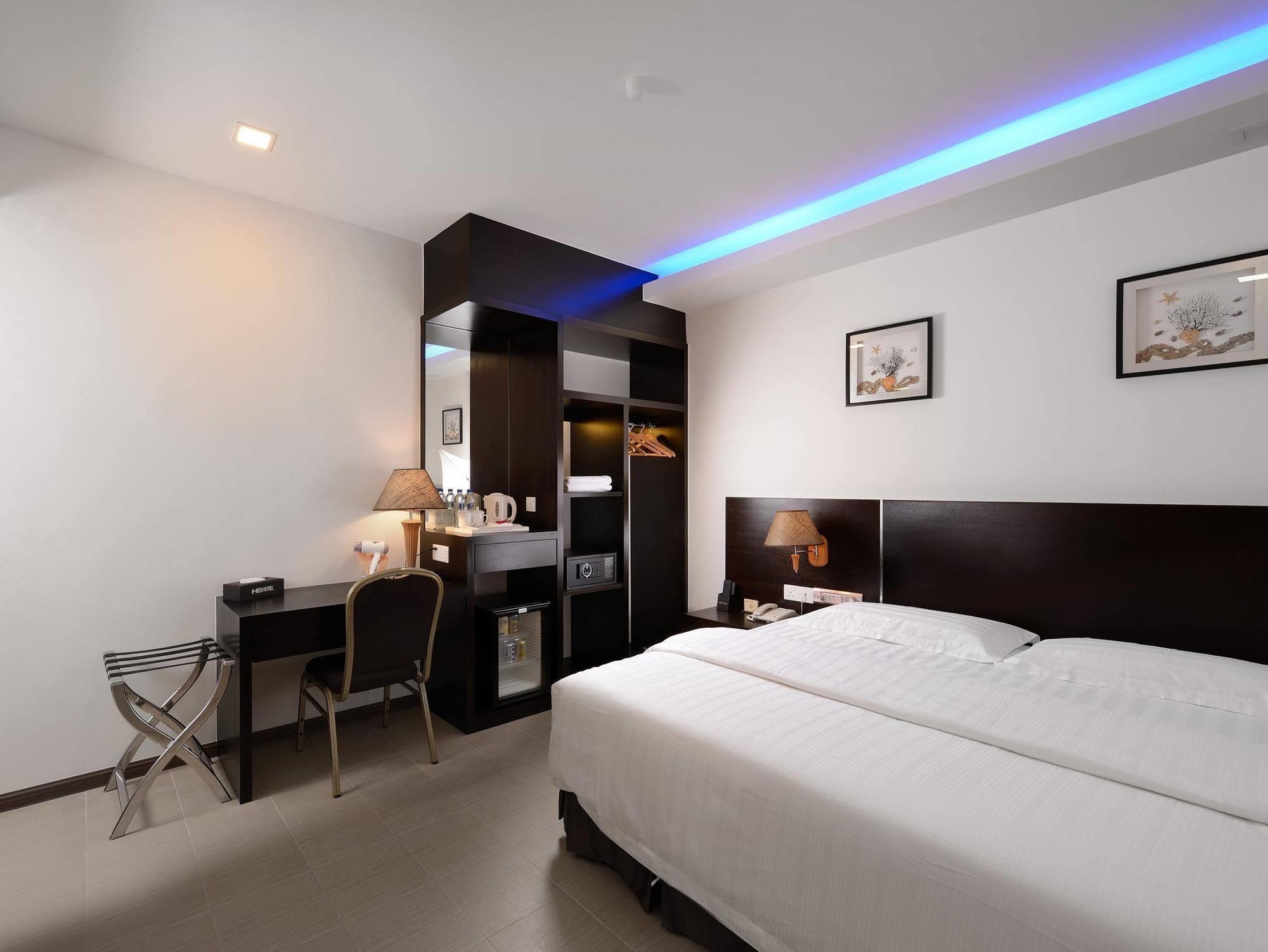 E-Red Hotel Bandar Perda Букіт-Мертаджам Екстер'єр фото